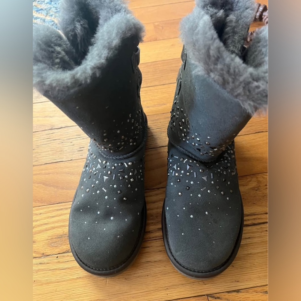 UGG galaxy boots  size 8